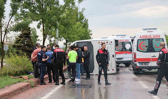 Göçmenleri taşıyan araç polisten kaçarken kaza yaptı: 18 yaralı